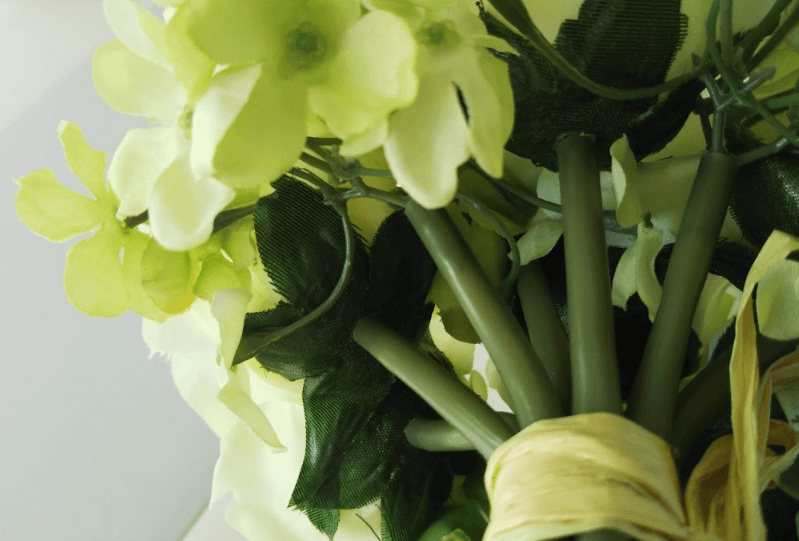 ニ●リの造花は、茎・葉っぱがプラスチック感がある…